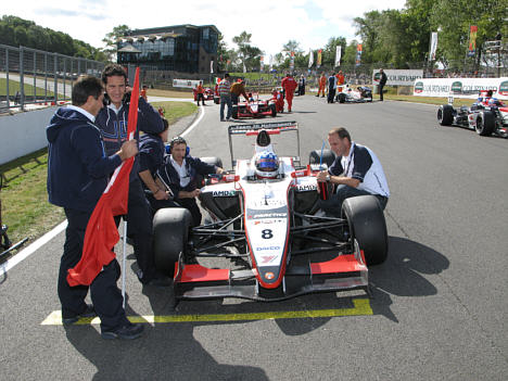 Kasper Andersen startede næsten sidst, men han kørte sig op på en flot 8.-plads da Formula Masters afviklede 14 afdeling af mesterskabet på Brands Hatch i England.